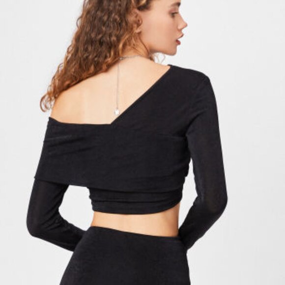 Asymmetrical off the shoulder long sleeve black crop top - Picture 2 of 3